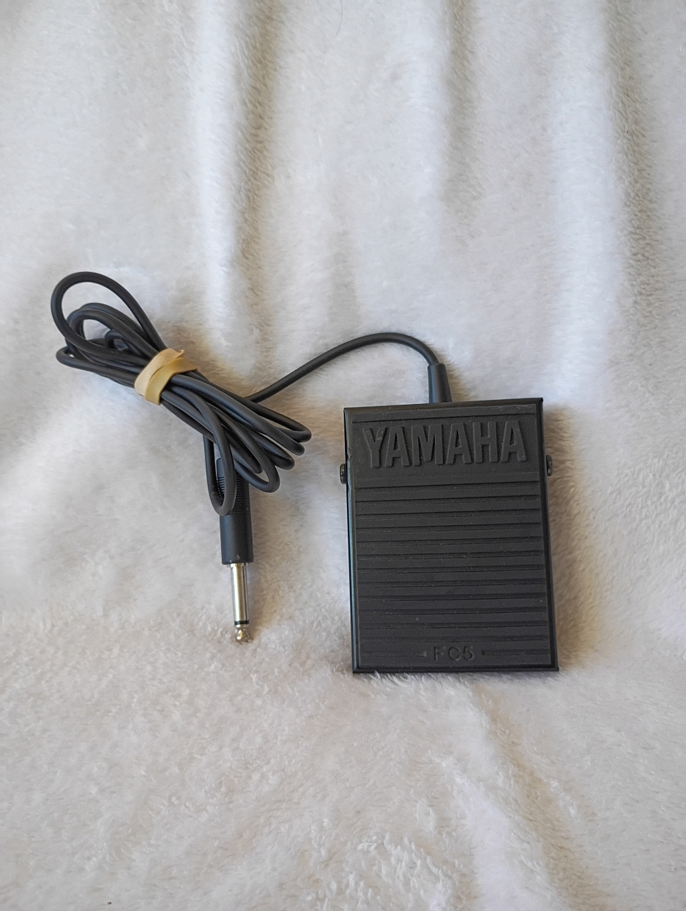 Yamaha FC5 Compact Sustain Pedal for Portable Keyboards, Black